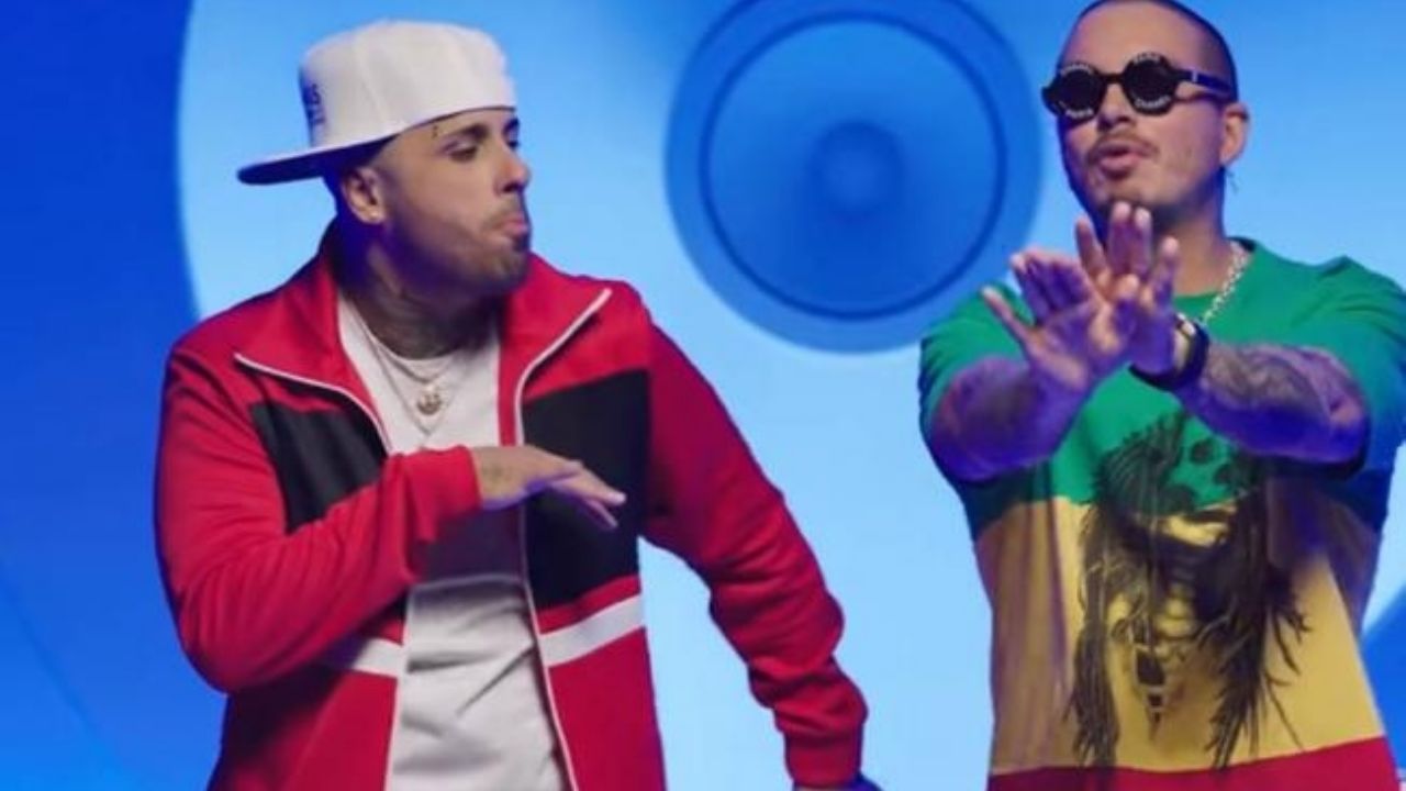 Con tremendo beso en público, Nicky Jam felicita a J Balvin por su cumpleaños 35