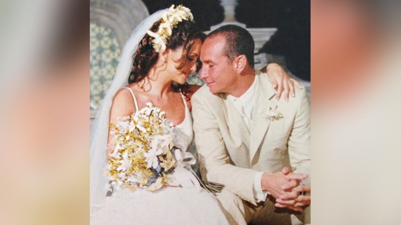 En chaqueta de cuero y sobre una moto, Erik Rubin hace babear a Andrea Legarreta