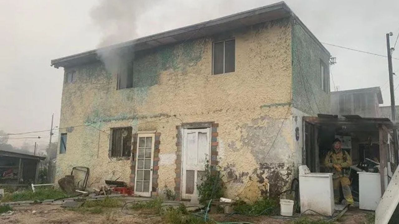 Elementos de la Policía rescatan a hombre de incendio en su vivienda en Rosarito