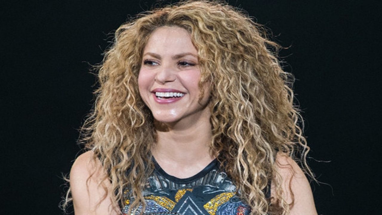 Atrevida, natural y sencilla Shakira decide peinarse en medio de una junta de trabajo