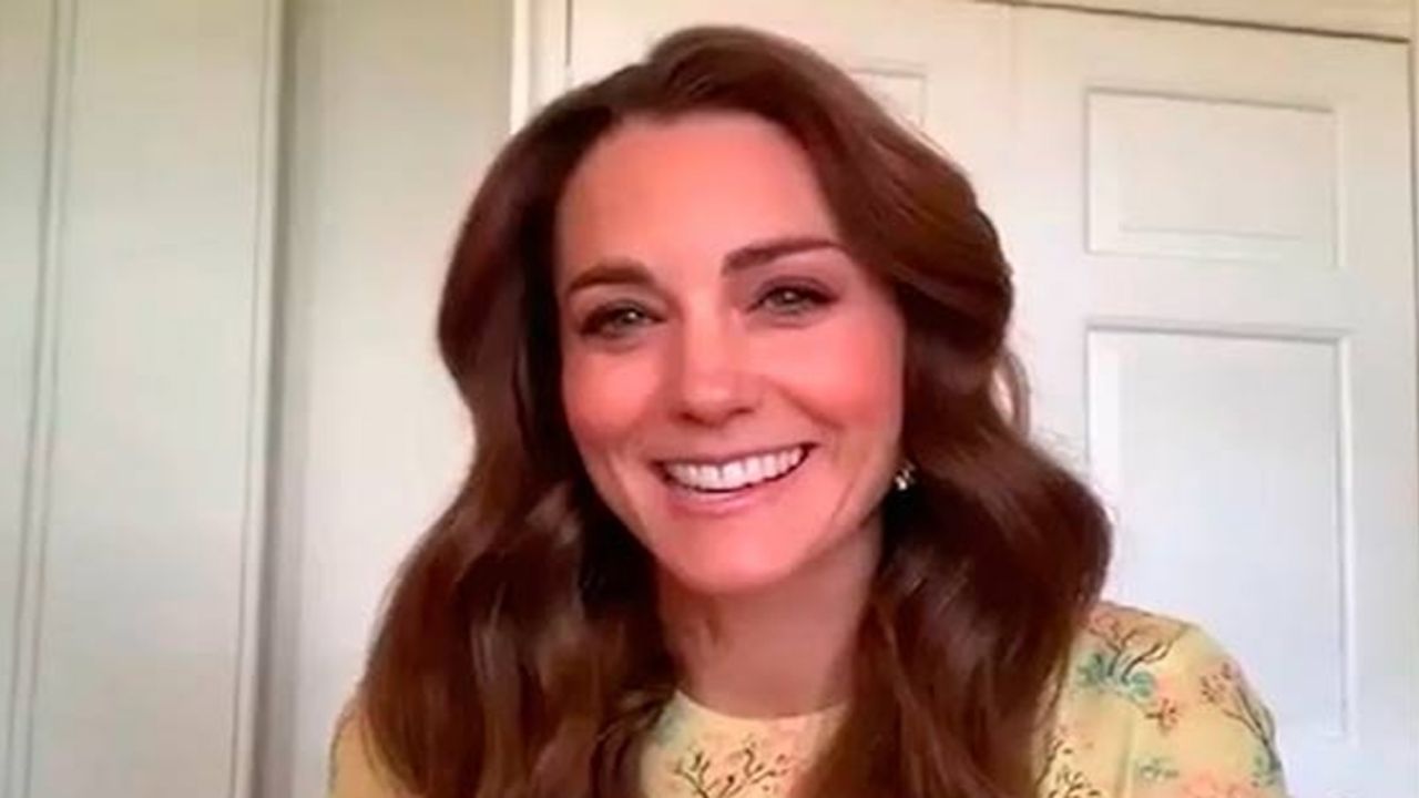 ¡Qué buen estilo! Kate Middleton luce radiante y joven con nuevo vestido de flores