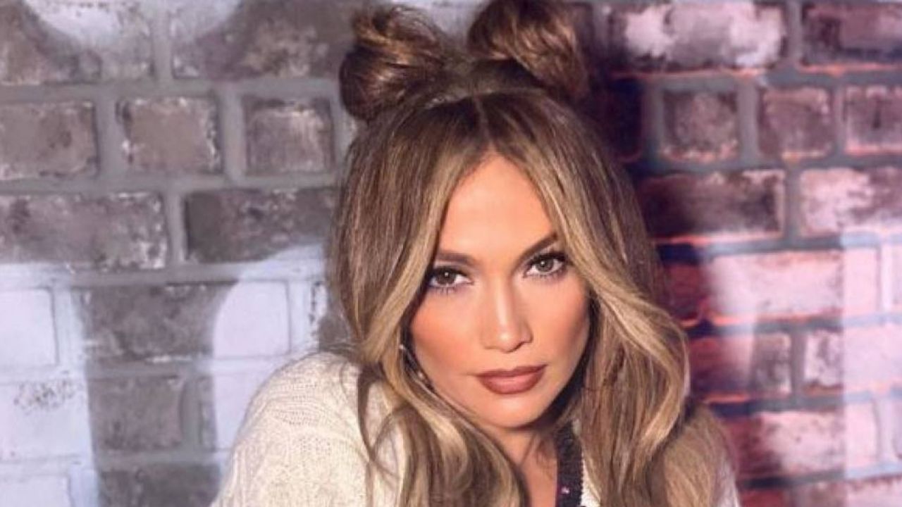 Jennifer López felicita a las enfermeras de hospitales de NY por ser su día