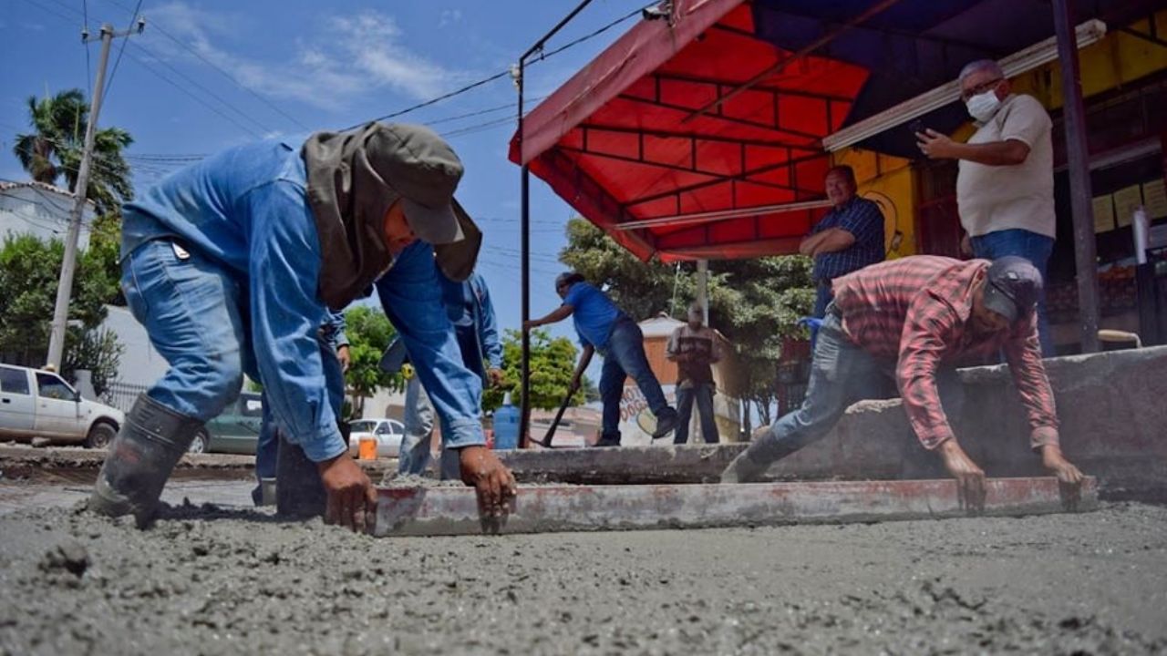 Alcaldesa navojoense supervisa la primera obra de pavimentación fuerte de su gobierno