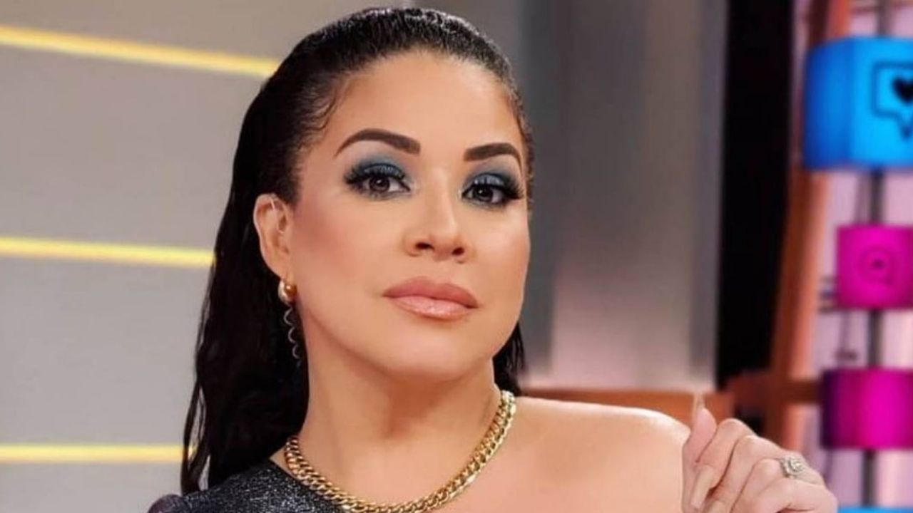 “Hoy sacamos la basura”: Carolina Sandoval sale en ‘Suelta la Sopa’ vestida con una bolsa