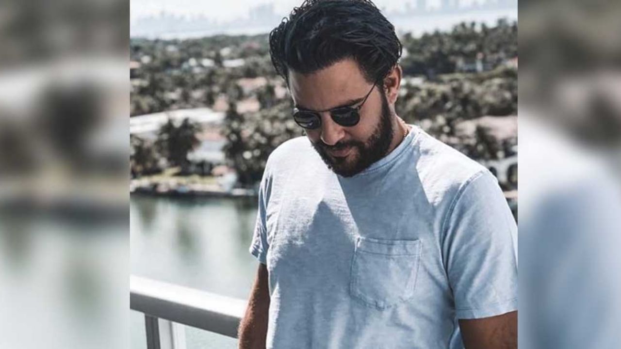 En medio de pleito legal, ex de Paulina Rubio canta desde balcón para dar ánimo a vecinos