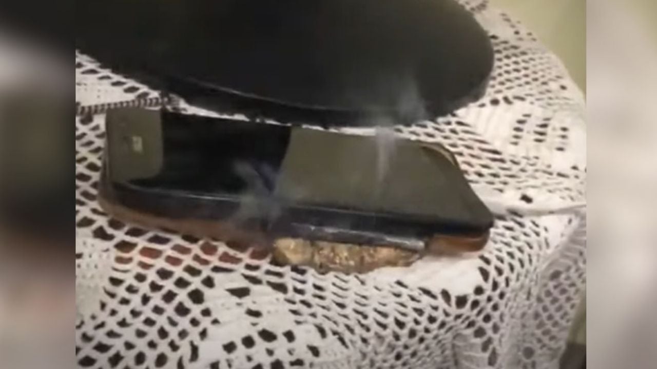 VIDEO: Joven descubre a la mala que no es bueno jugar mientras se carga el celular