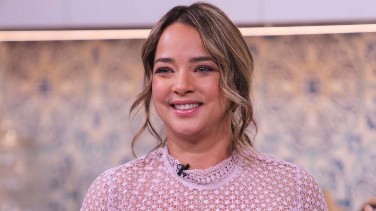 ¿Otra vez? Adamari López y su “horrenda” blusa indignan a fans de ‘Un Nuevo Día’