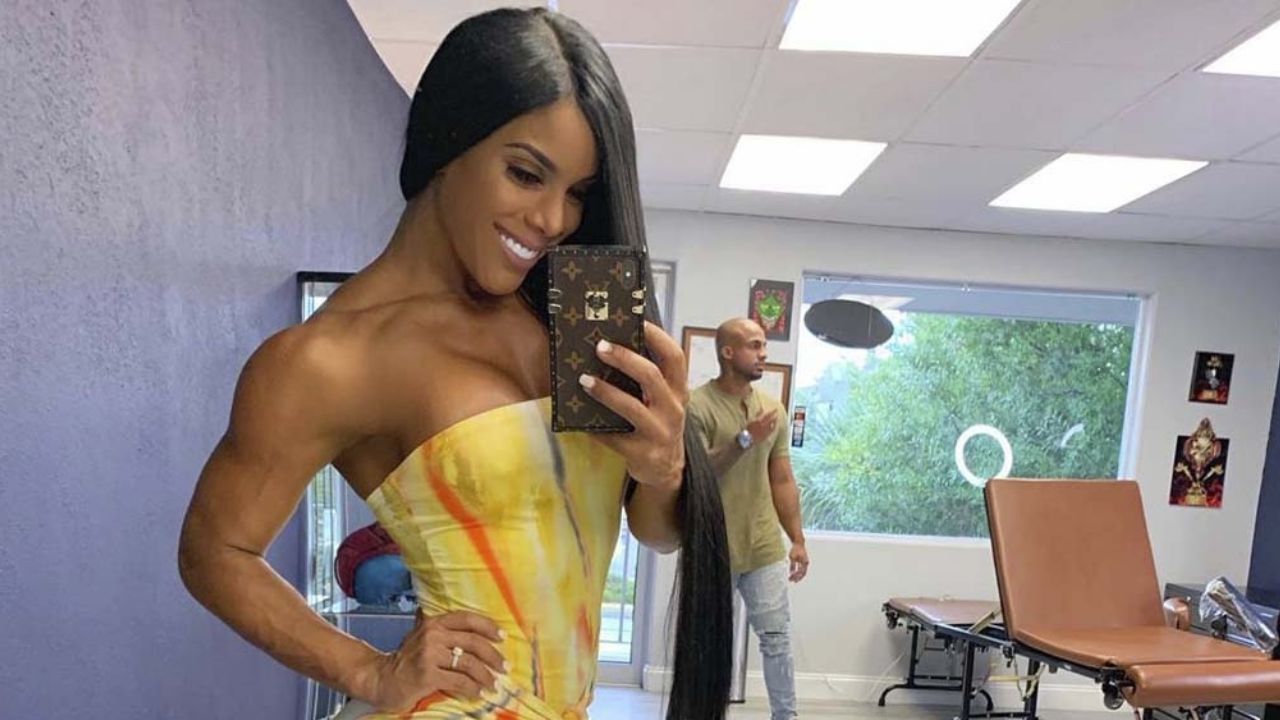 Yarishna Ayala se olvida del pudor y luce sus encantos frente al espejo