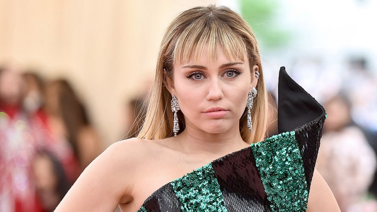Miley Cyrus ‘explota’ contra famosos que muestran sus lujosas vidas en la cuarentena