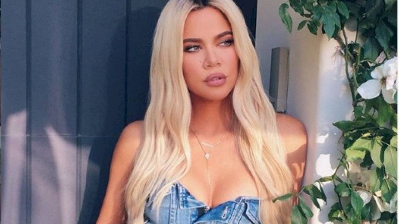 Khloé Kardashian presume su infartante figura en ceñidos leggings