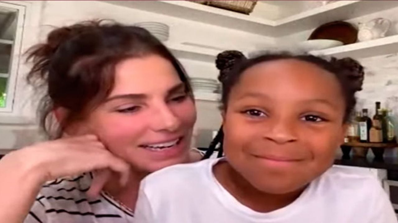 Sandra Bullock presume a su hermosa hija Laila en el programa ‘Red Table Talk’
