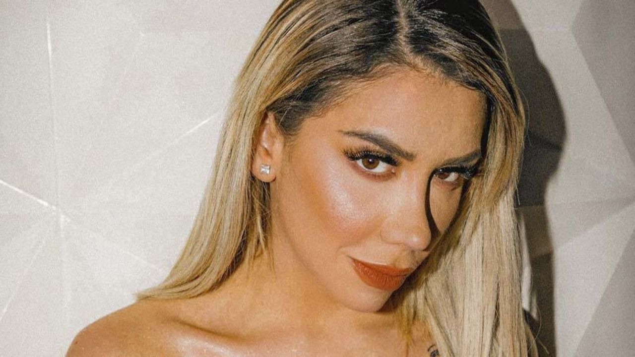 Karime Pindter de ‘Acapulco Shore’ posa en la cama con sexy ‘outfit’ rockero