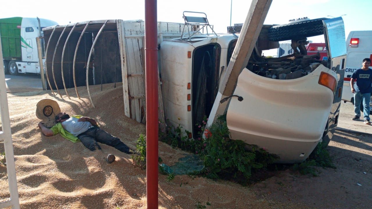 Trigueros tienen mal día: Dos camiones se vuelcan en Navojoa y Etchojoa