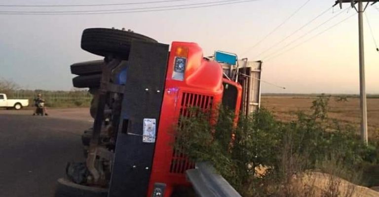 En Etchojoa se registró el otro accidente de un camión cargado de Trigo