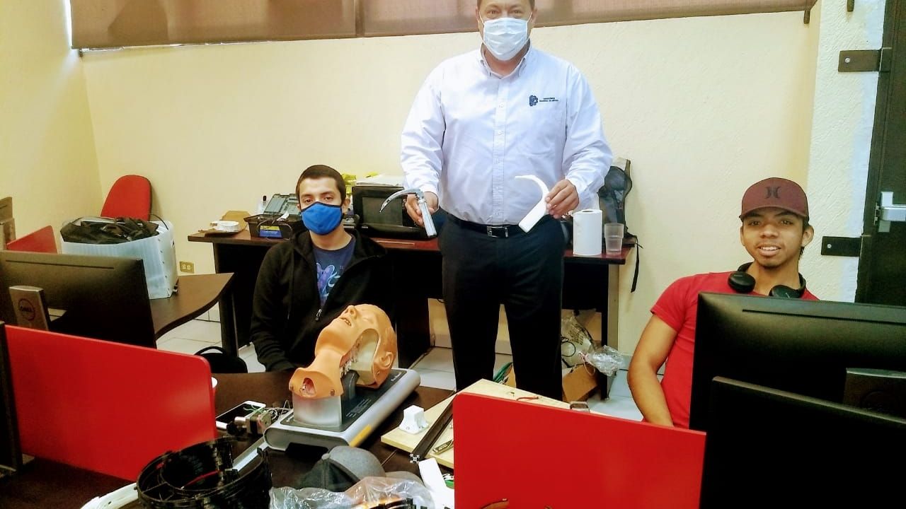 Alumnos de ITH crean videolaringoscopio para pruebas de Covid-19