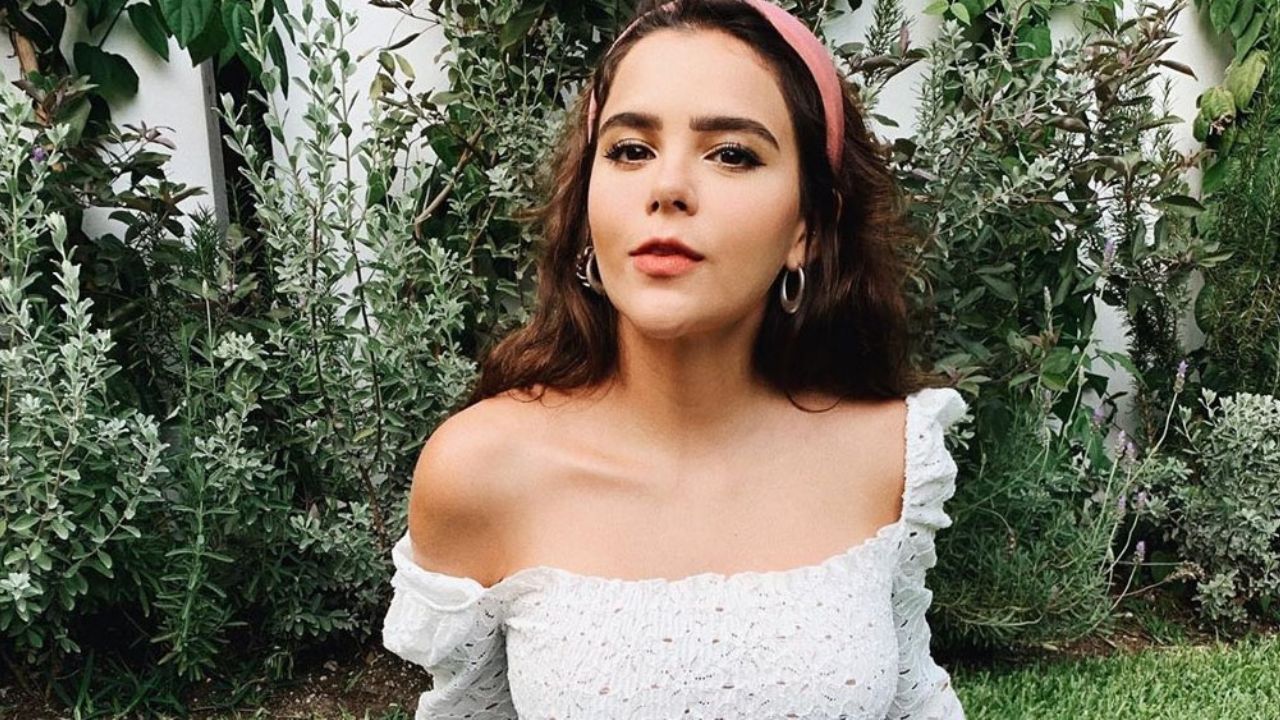 FOTO: Yuya deja ver íntimo lunar en el pecho con reveladora blusa escotada