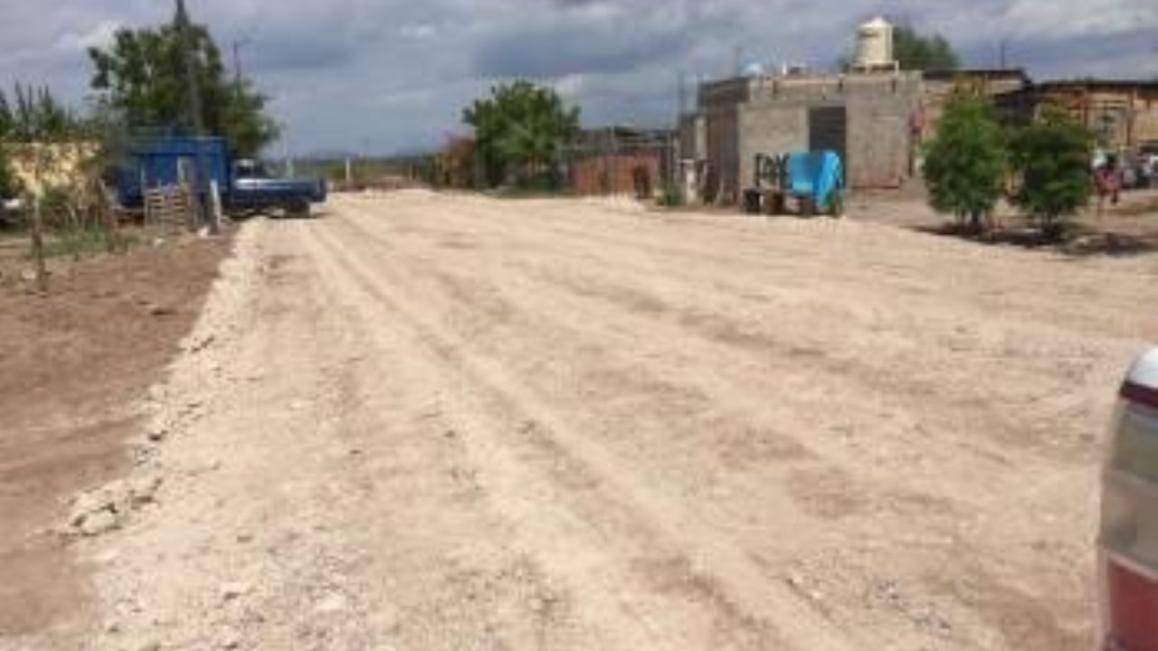 En comunidad de Agiabampo dan mantenimiento a camino rural