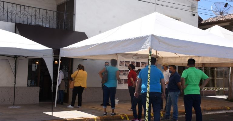En algunos negocios como las pastelerías la gente se amontonaba
