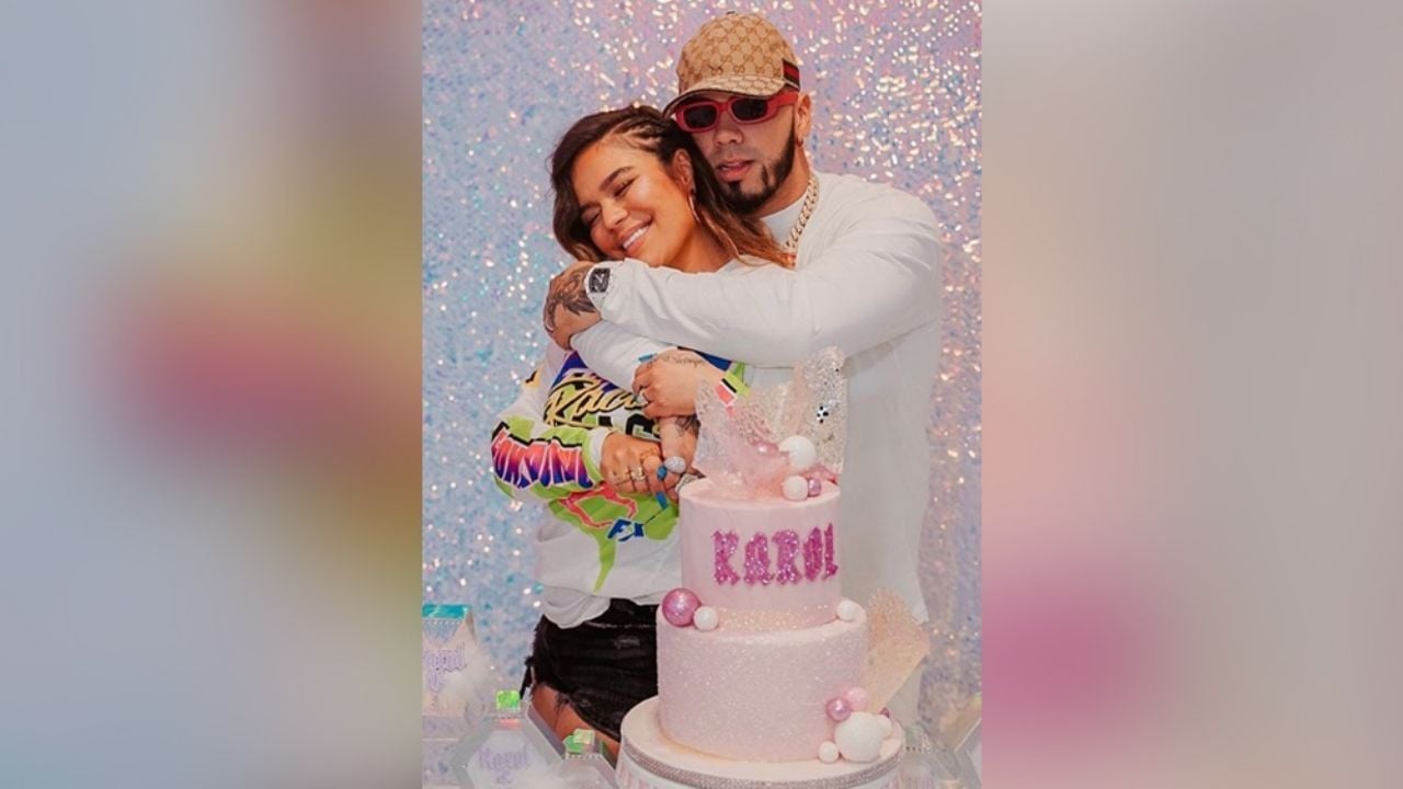 ¿Karol G y Anuel AA se comprometieron? La cantante presume impresionante anillo