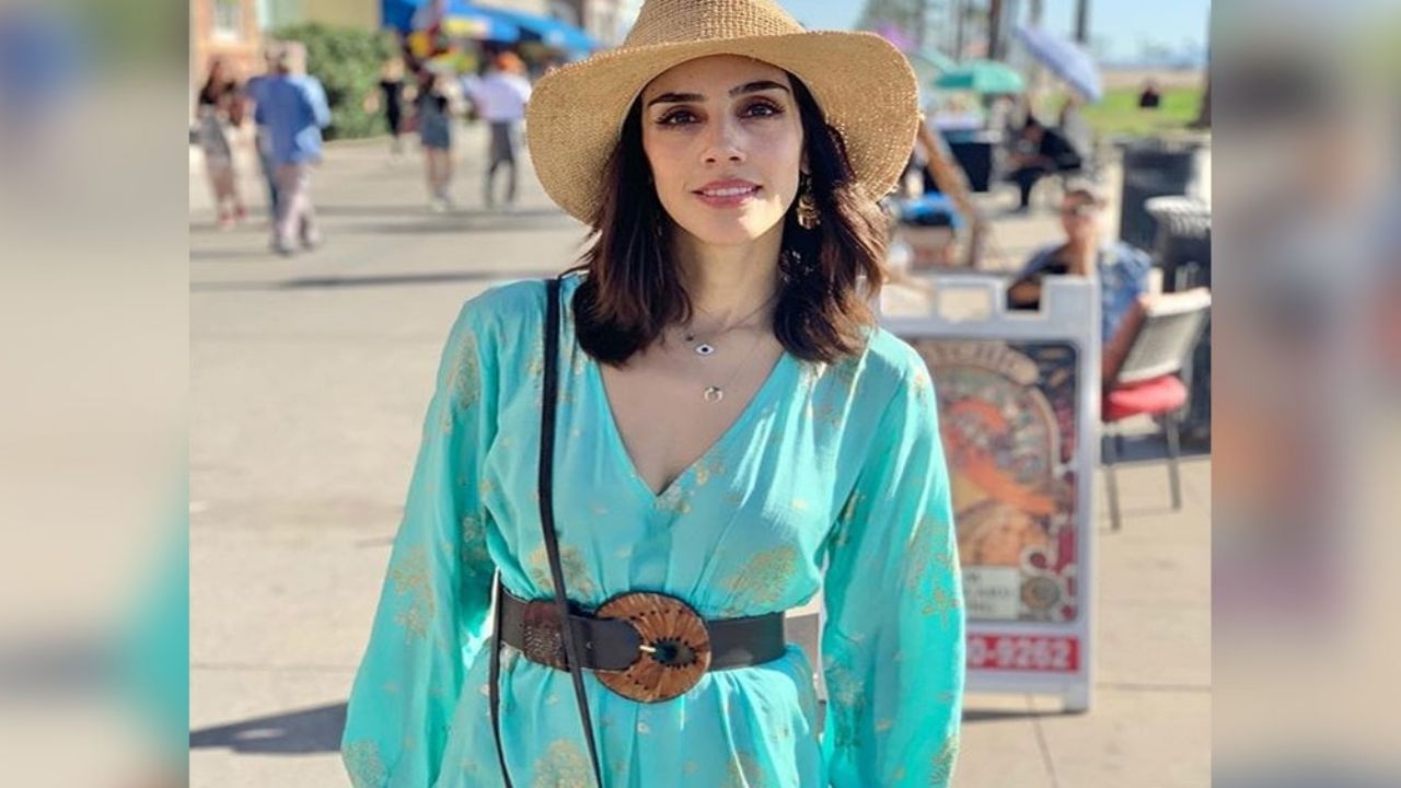 En coqueto vestido, Sandra Echeverría irradia juventud para salir a festejar