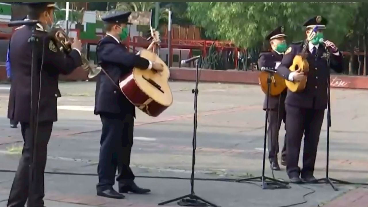 En pleno periodo del Covid-19, policías llevan serenata a madres de la CDMX