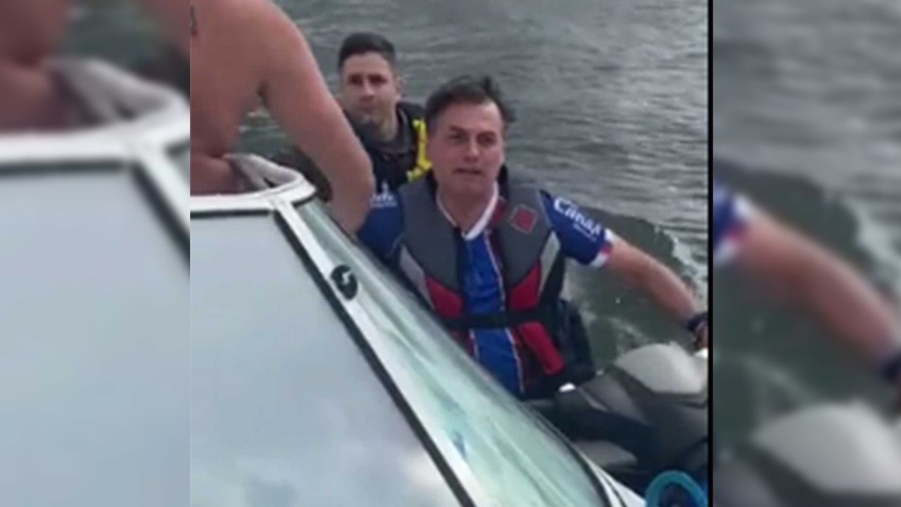 Mientras Brasil sufre por la pandemia del Covid-19, Bolsonaro pasea en moto acuática