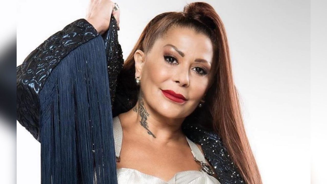 Alejandra Guzmán deja atrás la polémica y decide pintar de azul todo lo negro