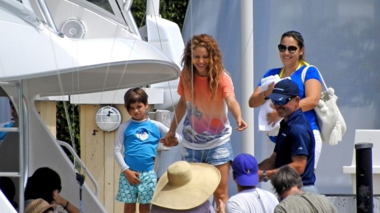 ¡Esas manos Piqué! Filtran video de Shakira y el jugador del Barcelona paseando en yate