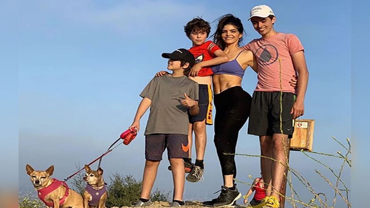 “¡Esperancitos!”: Ana Bárbara responsabiliza a sus hijos de las tareas del hogar