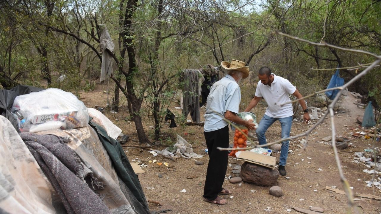 Navojoenses apoyan al adulto mayor que vive solo en el monte