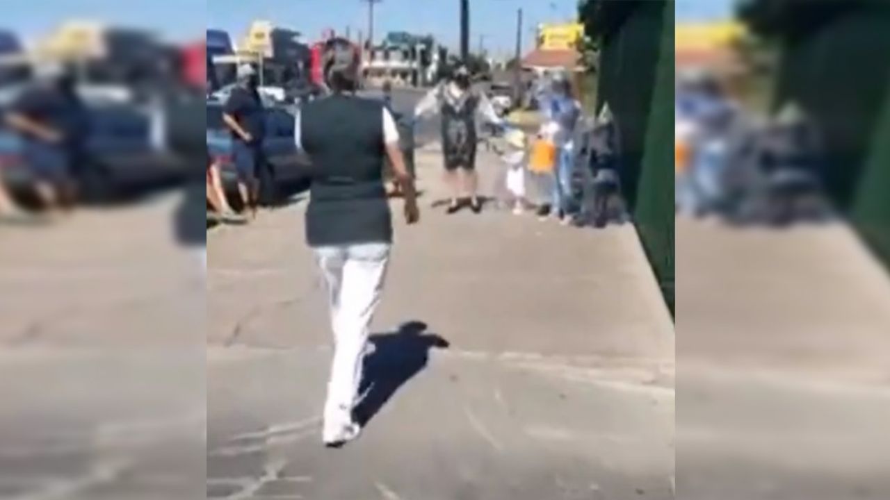 VIDEO: Enfermera, sorprendida por sus hijos que usaron traje especial para abrazarla