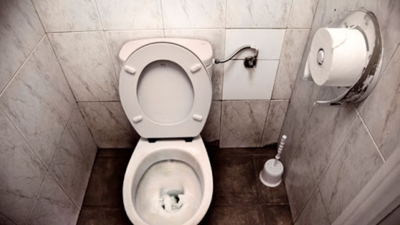 Limpiar baños públicos, el precio de desobedecer sana distancia por Covid-19