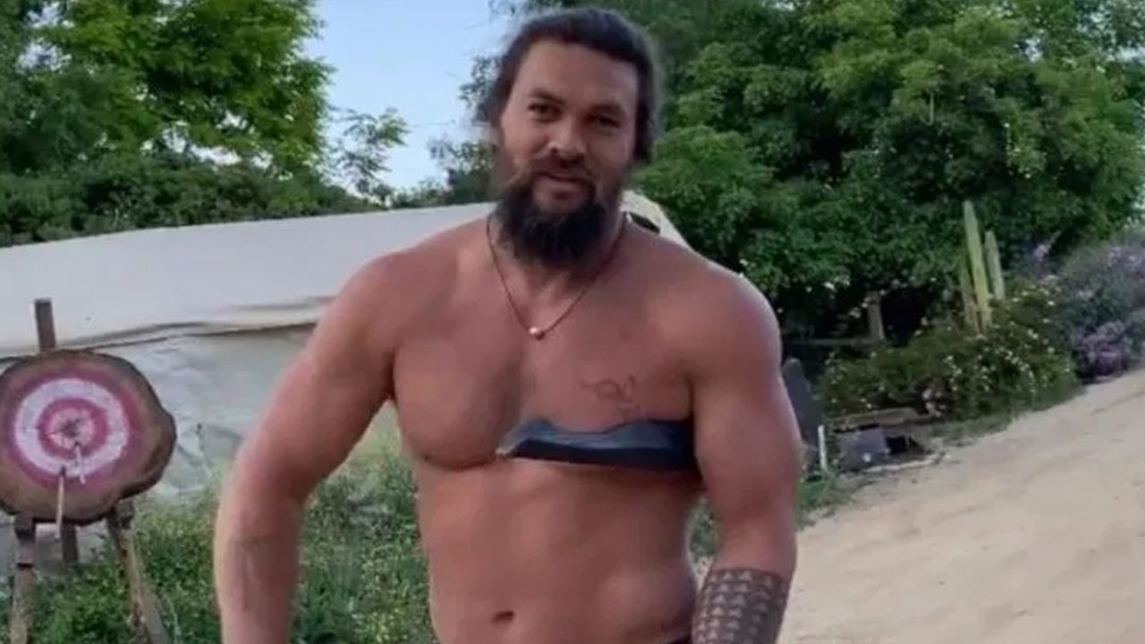 Jason Momoa enamora a sus fans al mostrarse sin camisa al lanzar hachas de guerra