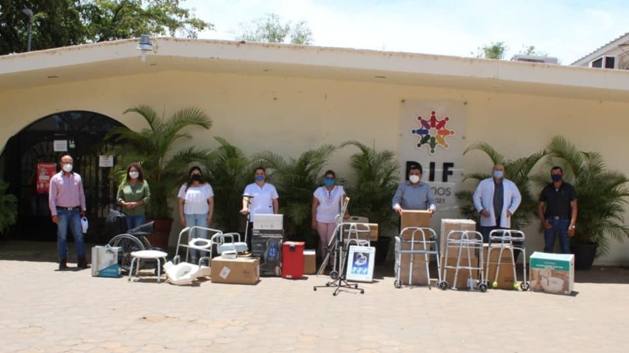 Alcalde de Álamos dona material para el Hospital Comunitario.