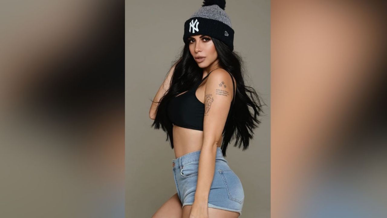 ¡Qué monumento! Junto a un mural, Jimena Sánchez presume sus curvas de infarto