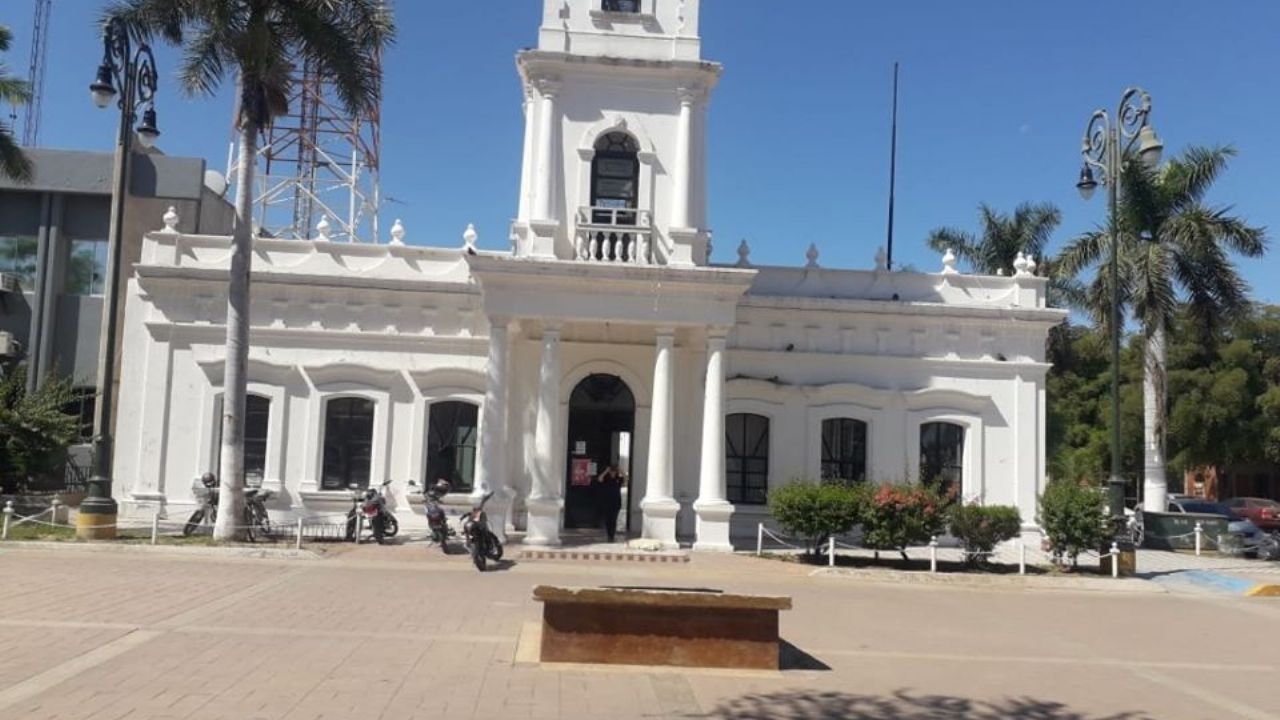 Jubilados del Ayuntamiento de Huatabampo exigen el pago de becas