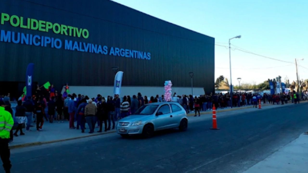 Policías de Argentina son arrestados tras violar a una compañera en un baño