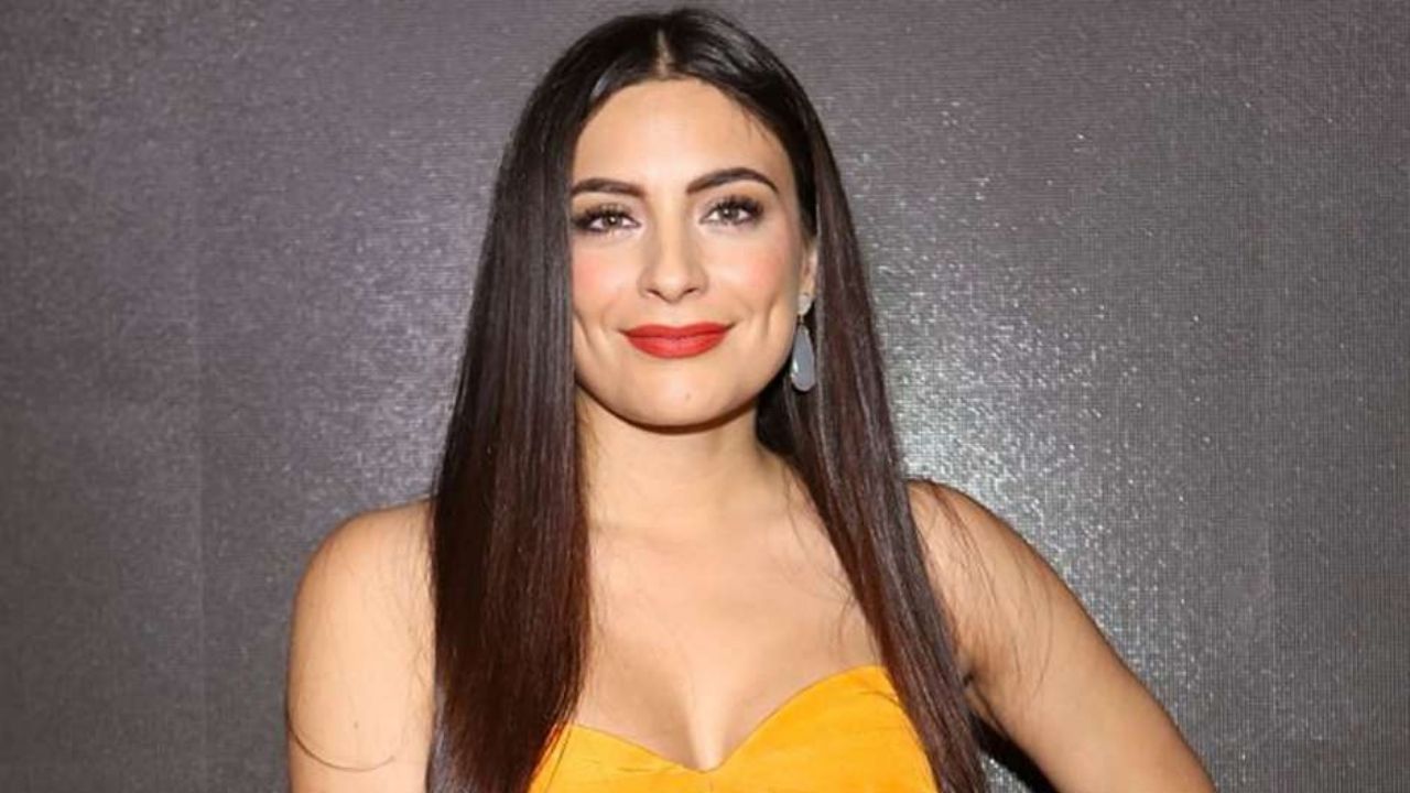 Ana Brenda se convierte en blanco de burlas por aparecer con horrible vestido de “La Nacaranda”
