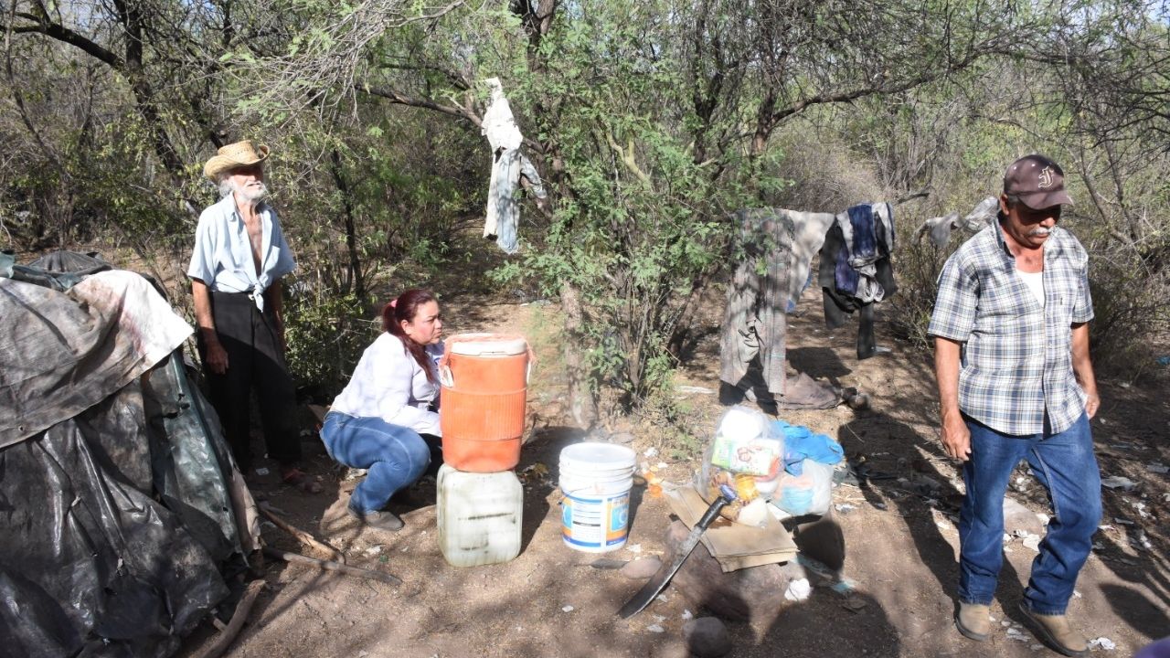 Navojoenses buscan construir una cabaña para anciano que vive en el monte