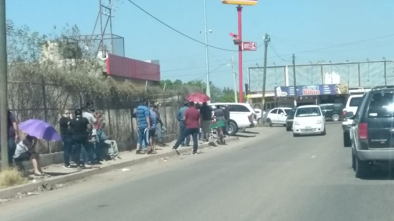 En Navojoa unas 50 personas realizan fila para comprar cerveza
