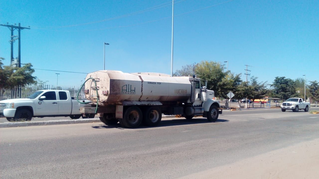 Familias de zonas rurales de Huatabampo reciben el agua en pipas