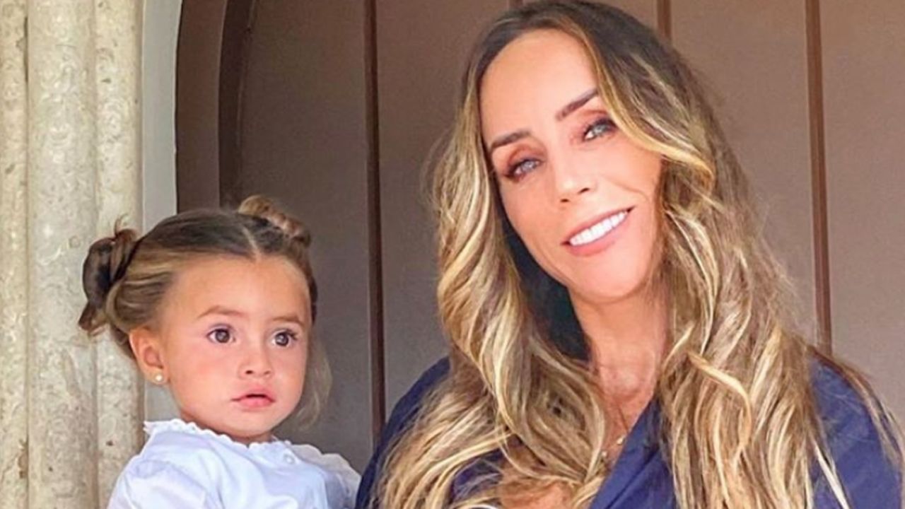 ¡Ternura! Inés Gómez Mont presume a su hija menor despeinada y en pijama