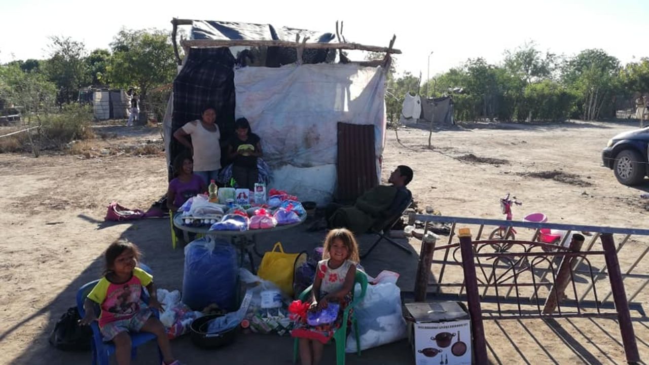 En Etchojoa entregan láminas y despensa familia de condición humilde