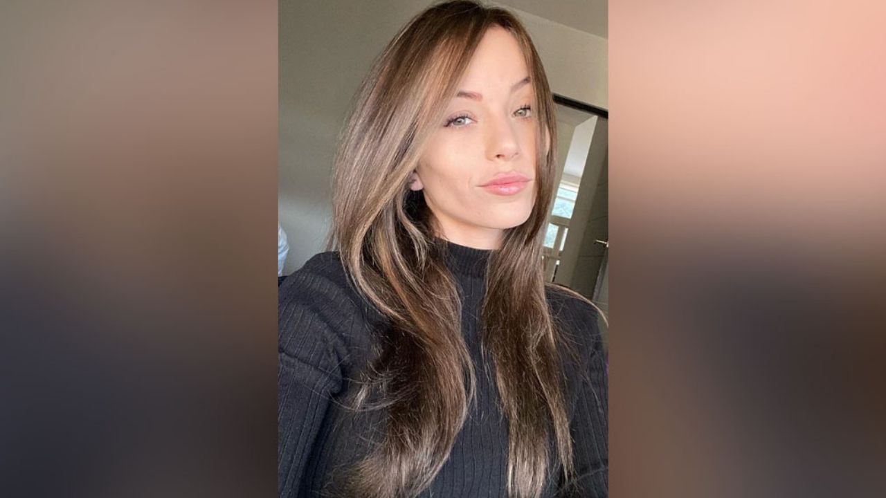 Melanie Pavola desata bajas pasiones frente al espejo con diminuta ropa interior