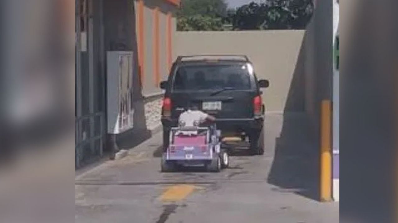 VIDEO: Hombre consigue comprar una pizza por el ‘drive-thru’ con auto de juguete