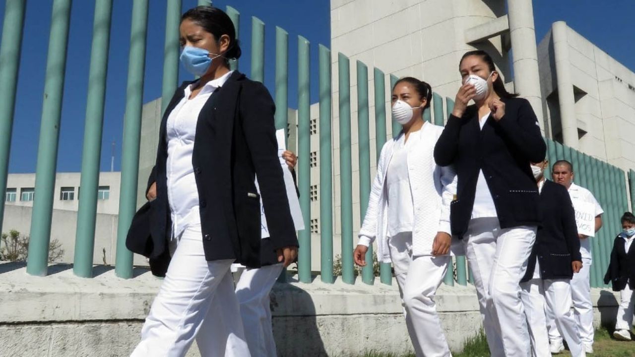 VIDEO: Enfermera del IMSS con una voz angelical canta a paciente con Covid-19