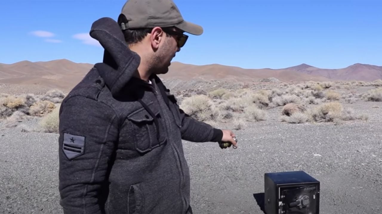 ¿Qué pasa cuando se detona una granada dentro de una gran caja fuerte?; Youtuber lo muestra