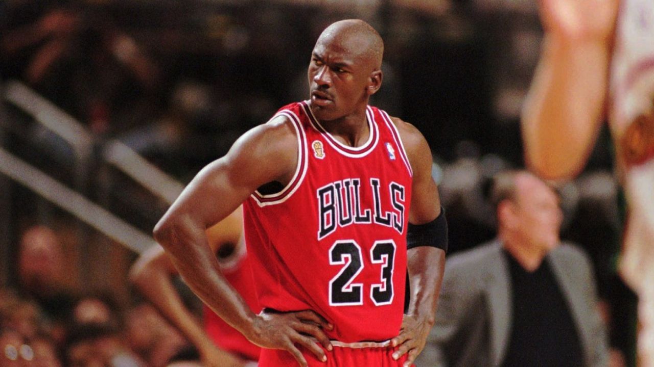 ¡Impresionante! Subastarán icónicos tenis que Michael Jordan uso en 1985