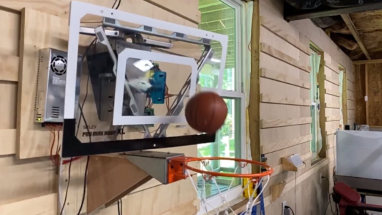 VIDEO: ¡Insólito! Joven crea tablero de basquetol para nunca fallar un tiro