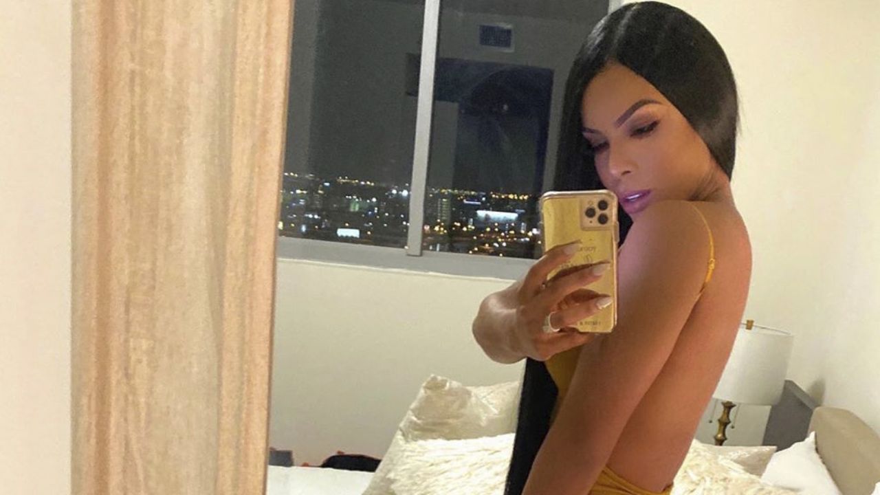 En su bikini más atrevido, Yarishna Ayala luce sus encantos frente al espejo